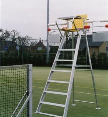 Ook voor de afgebeelde scheidsrechterstoel kunt u bij ons terecht.