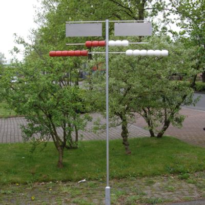 Tennis scorebord met schuifkogels voor de sets en games.