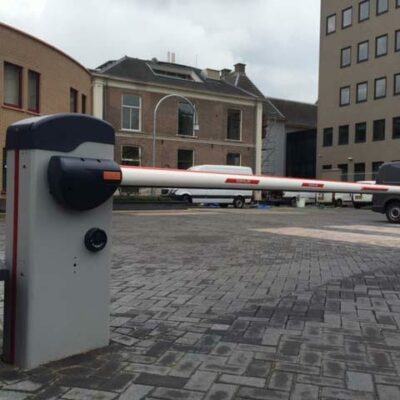 Hoogwaardig afgewerkte en duurzame slagbomen. Afgebeeld een 5 meter-uitvoering van FAAC