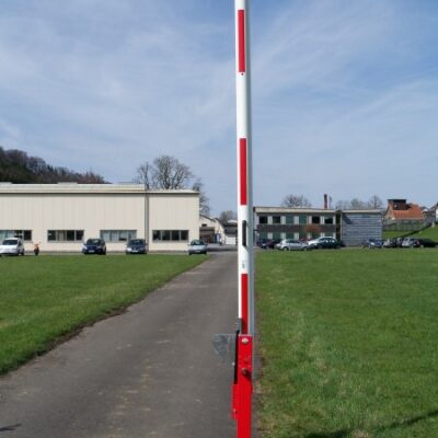 Gasveer slagbomen, de ruimte besparende oplossing voor bedrijf, particulier en industrie. Leverbaar met hangslot-sluiting, driekantslot-sluiting en met clinderslot.