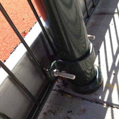 Slagplanken 30 Al onze hockeyslagplanken zijn eenvoudig met kapbeugels te bevestigen, alhoewel op de afbeelding door de vereniging te lange bouten gebruikt zijn :-)