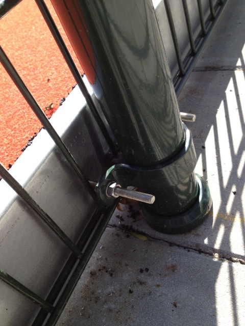 Slagplanken 8 Al onze hockeyslagplanken zijn eenvoudig met kapbeugels te bevestigen, alhoewel op de afbeelding door de vereniging te lange bouten gebruikt zijn :-)