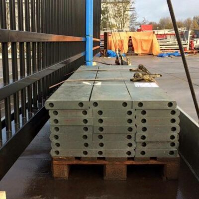 Slagplanken 34 Kunststof slagplanken met een dikte van 5 cm en 28 cm. hoog, voorzien van pen-gat verbinding op een pallet. Beter is er niet!