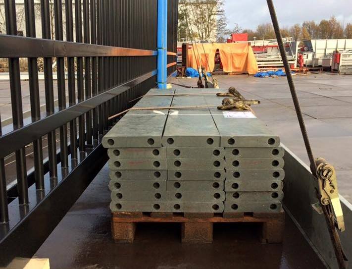 Slagplanken 12 Kunststof slagplanken met een dikte van 5 cm en 28 cm. hoog, voorzien van pen-gat verbinding op een pallet. Beter is er niet!