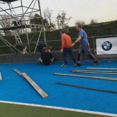 Slagplanken 42 Op de afbeelding de vrijwilligers van Hockey in Hoegaarden bezig met de vervanging van de oude houten slagplanken door onze regenraat slagplanken.