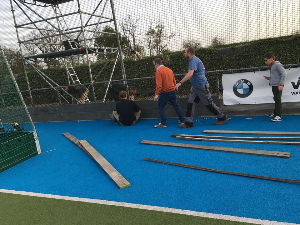 Slagplanken 20 Op de afbeelding de vrijwilligers van Hockey in Hoegaarden bezig met de vervanging van de oude houten slagplanken door onze regenraat slagplanken.