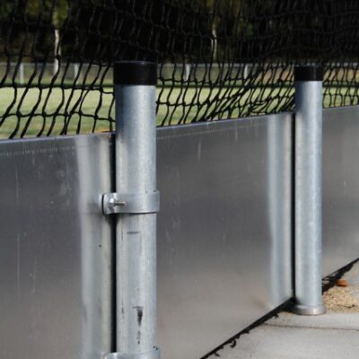 Slagplanken 32 De achterzijde van onze rubberen slagplanken in gezet verzinkt profiel, bekeken van de achterkant. Hier de 48 cm hoge uitvoering.