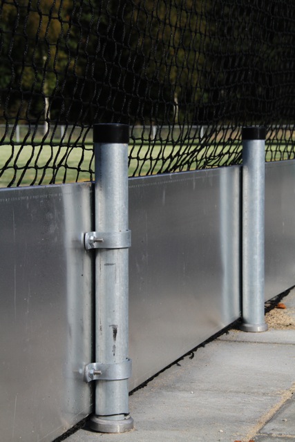 Slagplanken 10 De achterzijde van onze rubberen slagplanken in gezet verzinkt profiel, bekeken van de achterkant. Hier de 48 cm hoge uitvoering.