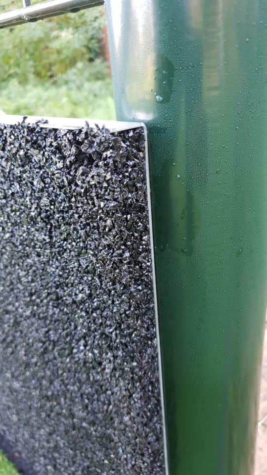 Slagplanken 5 Detailfoto van onze rubber granulaat hockey slagplanken.