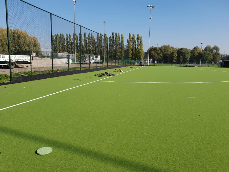 Slagplanken 3 De volle lengte van de ballenvangers is voorzien van onze rubbergranulaat slagplanken met een hoogte van 42 cm.