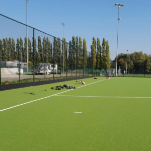 De volle lengte van de ballenvangers is voorzien van onze rubbergranulaat slagplanken met een hoogte van 42 cm.