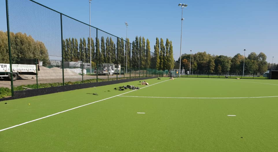 De volle lengte van de ballenvangers is voorzien van onze rubbergranulaat slagplanken met een hoogte van 42 cm.