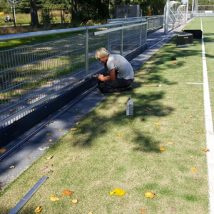 Slagplanken voor hockey van massief regeneraat. Dik 5 cm en tevens zijn deze slagplanken voorzien van een pen-gat verbinding.