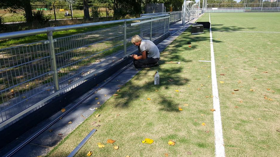 Slagplanken voor hockey van massief regeneraat. Dik 5 cm en tevens zijn deze slagplanken voorzien van een pen-gat verbinding.