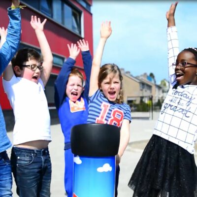 Pret op het schoolplein met de interactieve spelpaal.