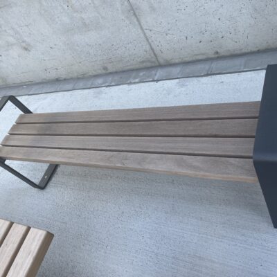 Parkbank Kambala combineert een strak, modern design met duurzaam FSC-gecertificeerd hardhout en is daarmee dé ideale keuze voor stijlvolle en onderhoudsvriendelijke buiteninrichting.