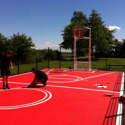 Pannakooi met basketbal. Coating van sport en spelvloeren. De mogelijkheden zijn legio. Afgebeeld de werkzaamheden bij de door ons geplaatste mini multi-sportkooi in de gemeente Slochteren.