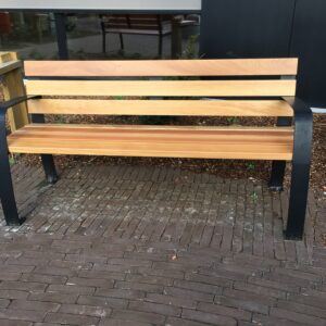 Design parkbank Sofia. Lasergesneden en verzinkt stalen frame afgewerkt met houten latten van verduurzaamd grenen of fsc hardhout.