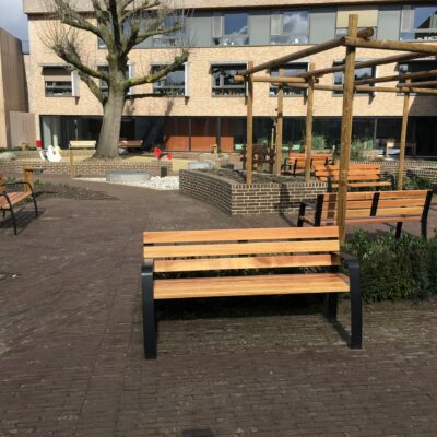 Straatbank Sofia. Duurzaam grenen of hard houten latten op een stalen frame.