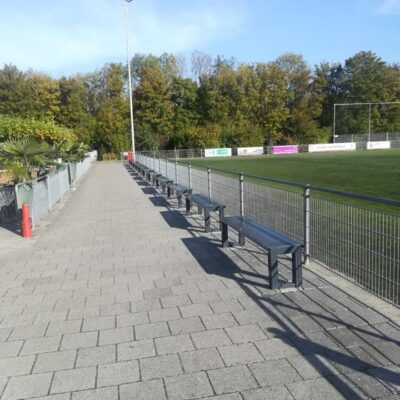 20 stuks op een rij van deze fraaie parkbanken zodat de toeschouwers heerlijk kunnen zitten langs de lijn. Alle uitgevoerd in ral 7016 antraciet.