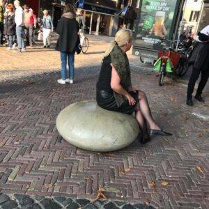 Erg leuk in de openbare ruimte. De betonnen zit-elementen - Smarties