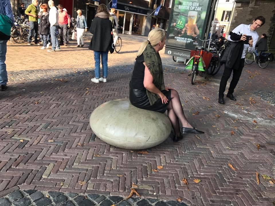 Erg leuk in de openbare ruimte. De betonnen zit-elementen - Smarties