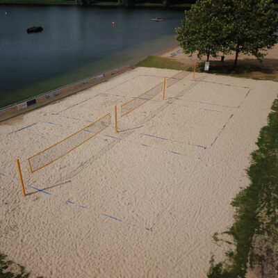 Professionele beachvolleypalen met netten en belijningen
