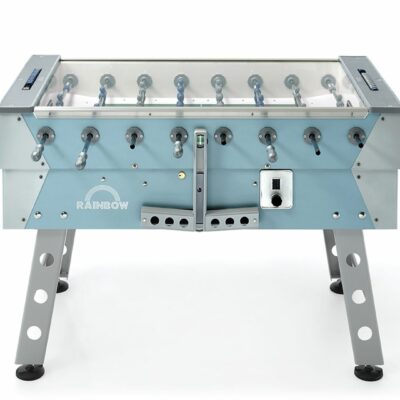 Deze outdoor tafelvoetbaltafel is gemaakt van maritiem hout, roestvrijstalen schroeven en gehard glas voor maximale duurzaamheid