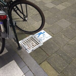 Onze tegelasbak 30 x 30 x 12cm. in combinatie met een icoontegel. Een ideale buiten asbak