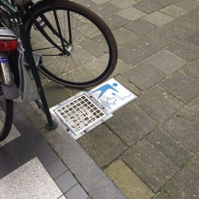 Onze tegelasbak 30 x 30 x 12cm. in combinatie met een icoontegel. Een ideale buiten asbak