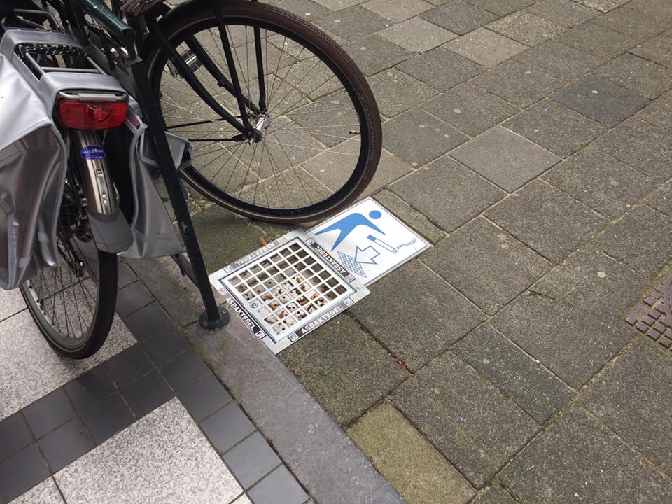 Onze tegelasbak 30 x 30 x 12cm. in combinatie met een icoontegel. Een ideale buiten asbak