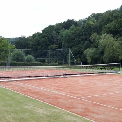 Deze tennisinstallatie staat op een gravelbaan bij onze Zuiderburen. Handig, duurzaam, ideaal voor tijdelijke tenniscourts.