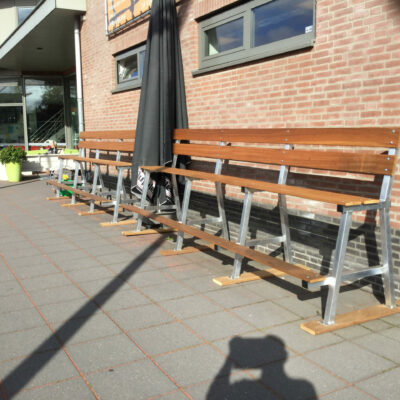 Doordat deze tennisbanken verhoogd zijn, hebben uw toeschouwers een uitstekend zicht op het veld. Comfortabel de wedstrijd of training bekijken.