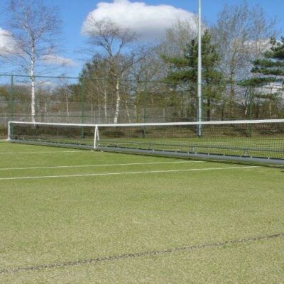 De verplaatsbare tennisnet-installatie in de uitvoering met transportwielen.