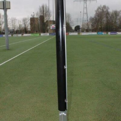 De ronde uitvoering van deze aluminium tennis netpalen uitgevoerd in een zwarte poedercoating