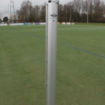 De aluminium uitvoering van de tennisnetpalen in naturel.