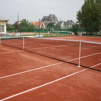 Tennisnet PRO. Hier afgebeeld met onze enkelspel paaltjes. Topsegment tennisnetten voor een bijzonder scherpe prijs!