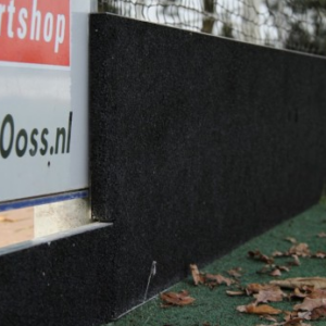 De gezette profielen met rubber. Geen geluid en schokarbsorberend. Afgebeeld de 14cm hoge slagplank en de 48 cm. hoge slagplanken.