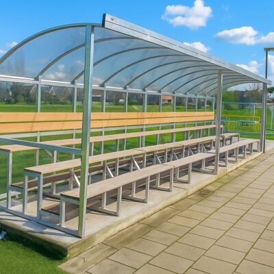 Ideaal langs de lijn, tribunes model Sienna. Een ideale plek voor uw sponsoren en supporters. Droog en uit de wind de wedstrijd bekijken.