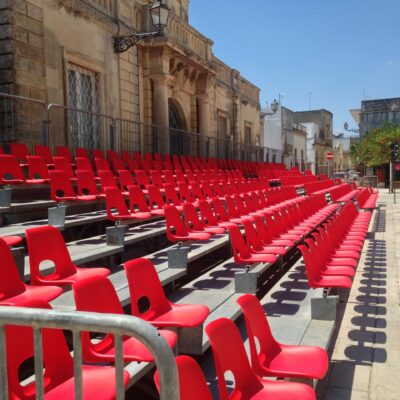 De modulaire verplaatsbare tribune, ideaal voor evenementen, sport-toernooien e.d. Model Glasgow, diverse afmetingen leverbaar.