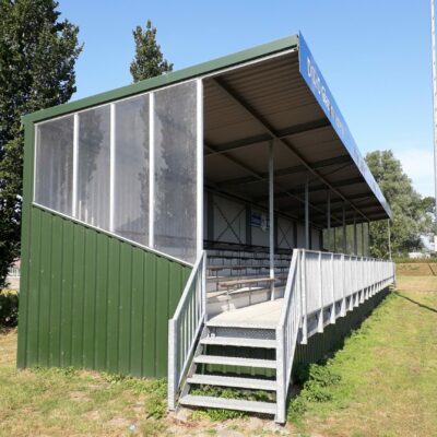 Afgebeeld een 28 meter uitvoering van deze fraaie sport tribune. Uitgevoerd met FSC zitplanken. Door gebruik te maken van hoogwaardig staal en duurzame materialen garandeert de Tribune Live een lange levensduur met minimaal onderhoud.