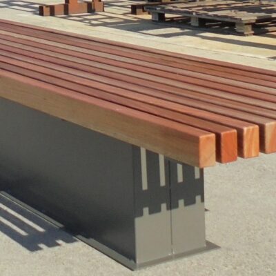 Straatbank Armas. Hard houten latten op een stalen frame.