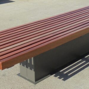 Design parkbank Armas. Verzinkt stalen frame afgewerkt met houten latten van fsc hardhout.