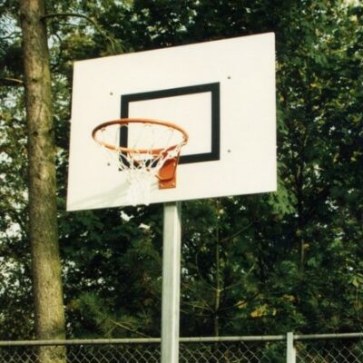 Een zeer voordelige basketbalpaal, uitneembaar met watervast verlijmd recreatie- basketbalbord