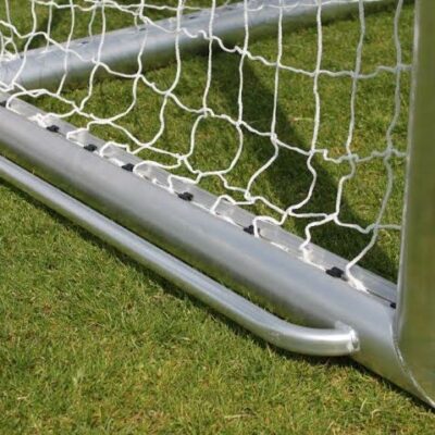 Voetbaldoel eenvoudig verplaatsen? Op de afbeelding ziet u de optie: aangelaste aluminium draagbeugels aan het voetbaldoel.