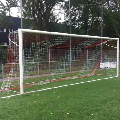 Doelnetten rood-wit voor voetbaldoel P-model VD110. Absoluut een kwalitatief hoogwaardige doelnetten, voor vaststaande voetbaldoelen, voor wedstrijd en training, voor een bijzonder scherp prijs.