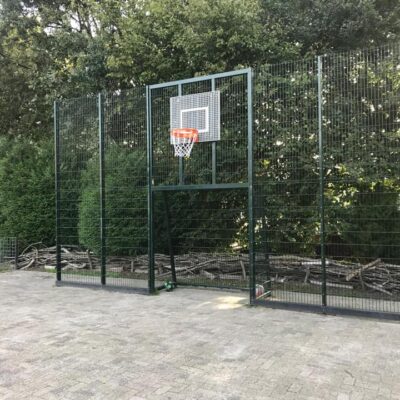 Onze VBC160 voetbaldoel - basketbal combinatie. Doelen 2 x 2 meter, groen gecoat,, met aan beide kanten 5 meter wand.