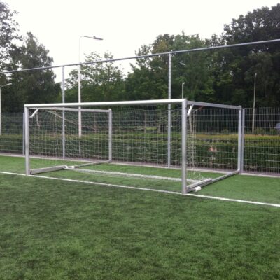 Voetbaldoel JVD165. Zeer zwaar uitgevoerd en een soepel inklappend jeugd voetbaldoel waar u jarenlang plezier van heeft. Topsegment inklap voetbaldoelen voor uw jeugdelftallen.