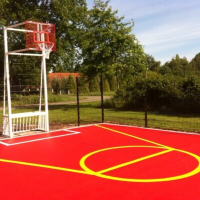 Voetbaldoel basketbalcombinatie. Hier afgebeeld in onze pannakooi met vloercoating. Model VBC180. Deze voetbaldoel basketbal combinaties zin ook zeer geschikt om vrijstaand te plaatsen.