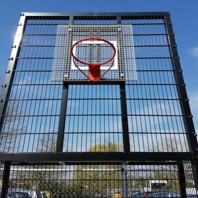 Voetbal- basketbalcombinaties. Geluids en vandalisme-arm. Volbad verzinkt en op de afbeelding in het zwart gepoedercoat.